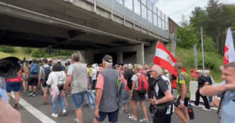 Copertina di Blocco del Brennero, il video della protesta in Austria contro il traffico dei camion: occupata l’autostrada