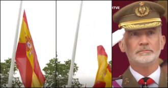 Copertina di L’alzabandiera senza la bandiera: il re di Spagna Felipe sbalordito davanti all’incidente durante la cerimonia