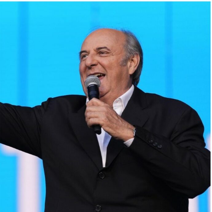 “Ho chiamato Stefano De Martino, vogliamo lanciare la ‘pax di Dogliani’, siamo d’accordo che l’access time debba finire alle 21.30”: così Gerry Scotti