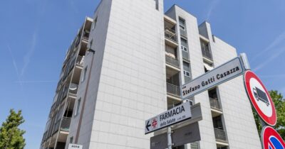 Copertina di Femminicidio a Ferrara, Samanta Zironi uccisa a coltellate nel suo appartamento: arrestato il marito. Il 52enne “ha finto il suicidio della donna”