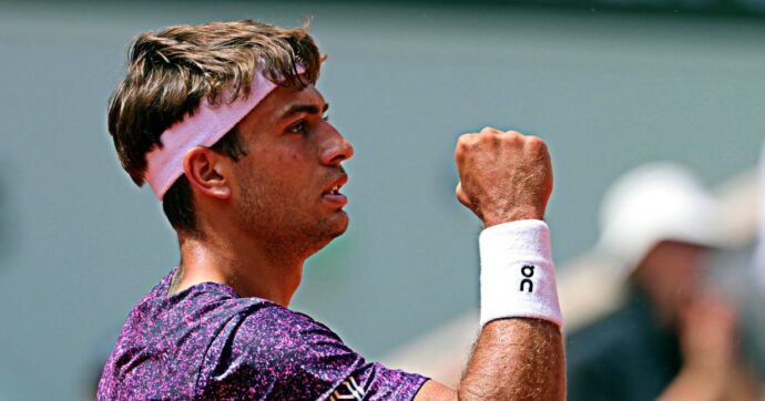 Roland Garros, un super Cobolli travolge Tien e vola agli ottavi. Ora in campo Berrettini, poi tocca ad Arnaldi
