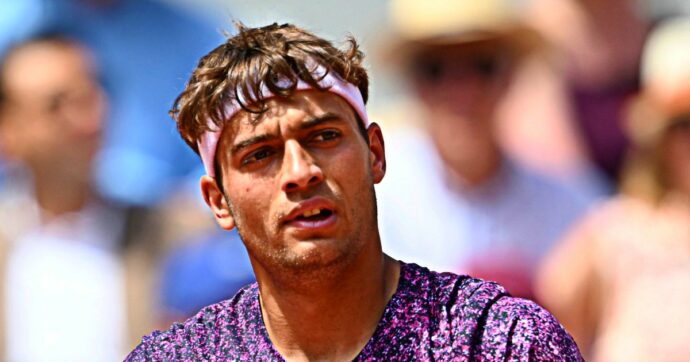 “Non voglio parlare di tennis, c’è la finale di Champions. Ai tifosi chiedo: se vincete non fate troppo rumore, vorrei dormire”: lo show di Cobolli