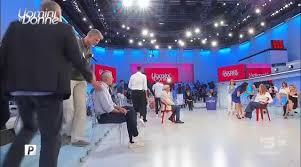 Finale inedito a Uomini e Donne: parterre in rivolta, l’intero studio abbandona la puntata. Maria De Filippi resta in silenzio, ecco cosa è successo