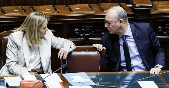 Undicenne prova ad accoltellare la prof, riecco Valditara sul divieto social per i minori: “Approvare la legge”. Ma il testo è ancora congelato