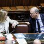 Copertina di Undicenne prova ad accoltellare la prof, riecco Valditara sul divieto social per i minori: “Approvare la legge”. Ma il testo è ancora congelato
