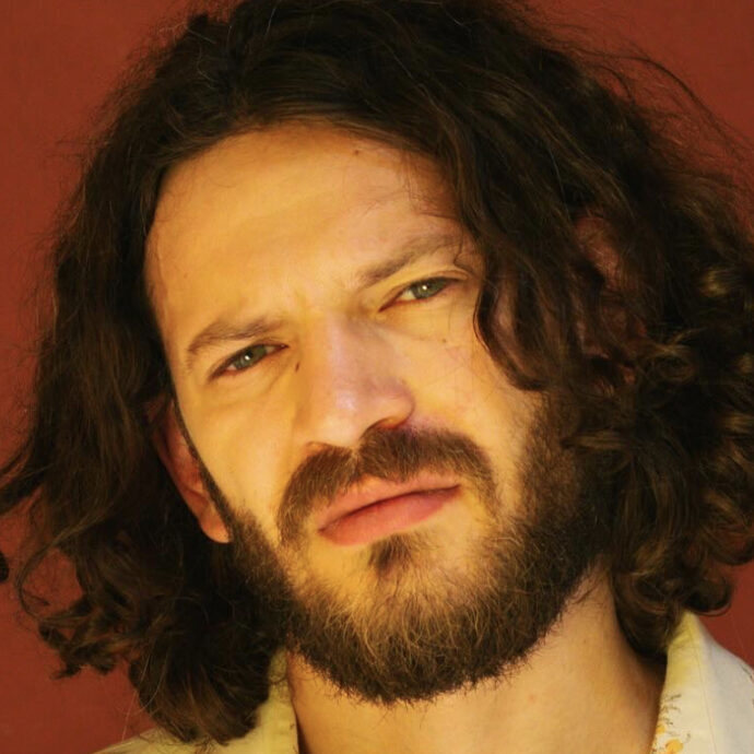 “Papà Biagio Antonacci è il mio grillo parlante. Stimo Annalisa, donna estremamente intelligente. Mi dicono che somiglio a Gesù? Ci gioco un po’, ma il mio disco è davvero spirituale”: così Paolo Santo