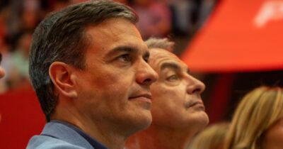Copertina di Dentro la mente di Sànchez: perché difende a oltranza Zapatero travolto dallo scandalo? La storia del rapporto tra i due leader della sinistra spagnola