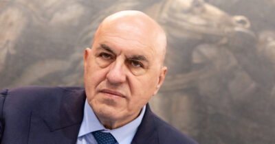 Copertina di “Ucraina nell’Ue? È difficile, lo sanno anche i tedeschi. Causerebbe una crisi del settore agricolo”. Crosetto (FdI) dopo le polemiche tra Lega e Forza Italia