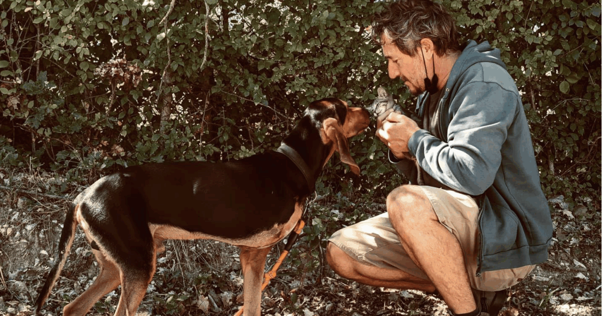 “Una veggente mi ha svelato i pensieri del mio cane, lei parla con lui attraverso la telepatia. Mi prendono per folle? Peggio per loro”: il regista Alex Infascelli racconta il legame con Maus