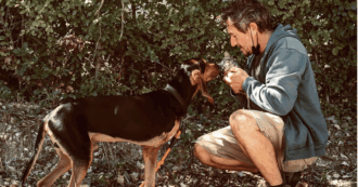 “Una veggente mi ha svelato i pensieri del mio cane, lei parla con lui attraverso la telepatia. Mi prendono per folle? Peggio per loro”: il regista Alex Infascelli racconta il legame con Maus