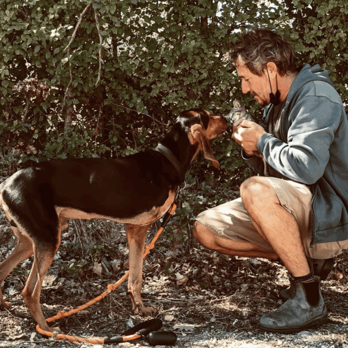 “Una veggente mi ha svelato i pensieri del mio cane, lei parla con lui attraverso la telepatia. Mi prendono per folle? Peggio per loro”: il regista Alex Infascelli racconta il legame con Maus