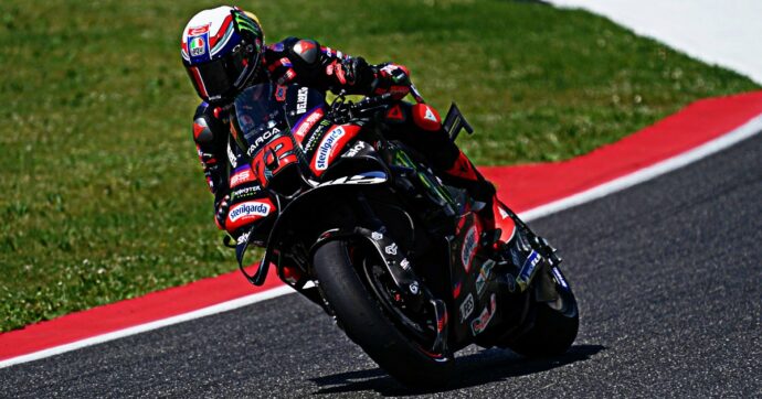 MotoGp, Bezzecchi è dominante al Mugello: è il primo successo in Italia. Storica doppietta per l’Aprilia | Ordine d’arrivo e classifica