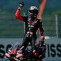 Copertina di MotoGp, Bezzecchi è dominante al Mugello: è il primo successo in Italia. Storica doppietta per l’Aprilia | Ordine d’arrivo e classifica