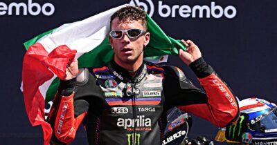 Copertina di MotoGp, Bezzecchi è dominante al Mugello: è il primo successo in Italia. Storica doppietta per l’Aprilia | Ordine d’arrivo e classifica
