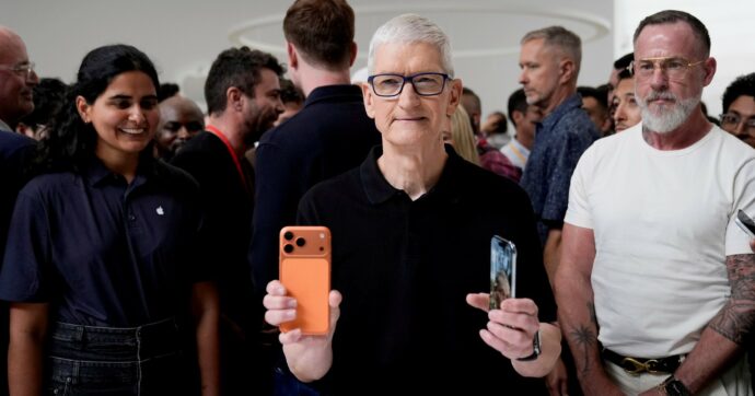 Tim Cook se ne va: e adesso? Apple dovrà decidere cosa fare con Ia e Cina