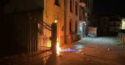 Copertina di Bottiglie molotov contro la casa del giornalista Adriano Cappellari: esplosione nella notte a Enego, indagini in corso