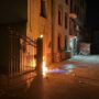 Copertina di Bottiglie molotov contro la casa del giornalista Adriano Cappellari: esplosione nella notte a Enego, indagini in corso