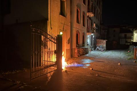 Bottiglie molotov contro la casa del giornalista Adriano Cappellari: esplosione nella notte a Enego, indagini in corso