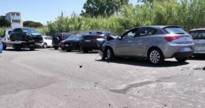 Copertina di Non si fermano all’alt della polizia a Ostia, investono due ragazzine durante la fuga: arrestati i due giovani alla guida