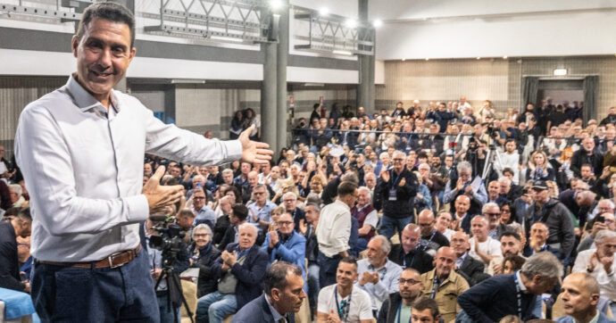 Vannacci ha un comitato ad Hammamet, fondato da un altro generale. Che dice: “L’Italia prenda esempio dalla Tunisia”