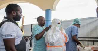 Copertina di Ebola, l’Ue convoca un incontro straordinario dei ministri della Salute. Tajani rassicura: “Rischio irrisorio, ma dobbiamo lavorare”