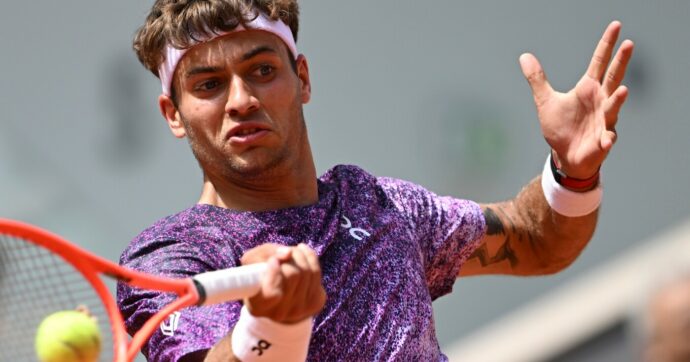 Roland Garros, Cobolli-Svajda: l’americano vince il terzo set al tiebreak. L’azzurro reagisce: subito break | Il risultato in diretta