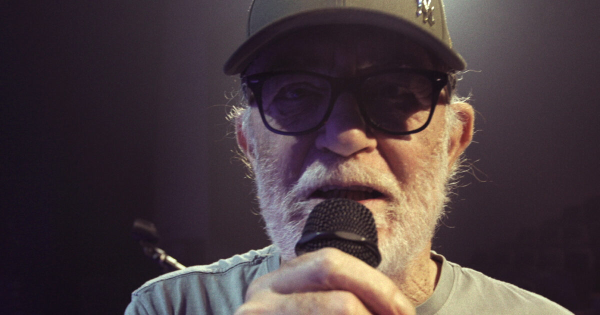 vennero a prendermi nei camerini uno aveva una pistola mi fecero tornare sul palco dove venni sottoposto a un processo popolare francesco de gregori e l8217aggressione del 1972 da Ilfattoquotidiano.it vennero a prendermi nei camerini uno aveva una pistola mi fecero tornare sul palco dove venni sottoposto a un processo popolare francesco de gregori e l8217aggressione del 1972