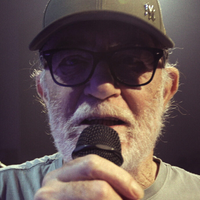 “Vennero a prendermi nei camerini, uno aveva una pistola. Mi fecero tornare sul palco, dove venni sottoposto a un processo popolare”: Francesco De Gregori e l’aggressione del 1972