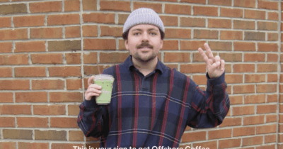 Copertina di “Bevevo ogni giorno otto tazzine di caffè al giorno per combattere la stanchezza. Ma era il linfoma di Hodgkin di stadio II”: la storia di Conor Mulvanerton
