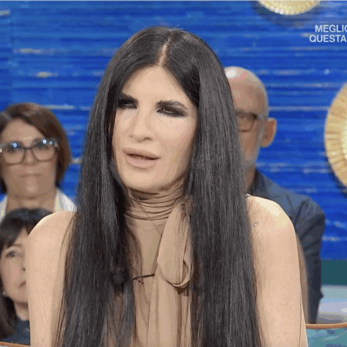 “Soffro di claustrofobia cronica. Vorrei andare in Egitto, ma ho paura dell’aereo e del chiuso. Quando parlo di mia mamma mi sento male”: parla Pamela Prati