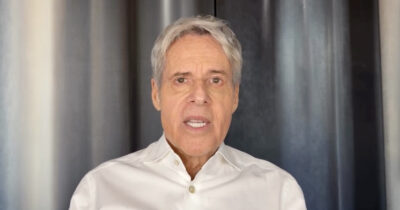 Copertina di Claudio Baglioni sposta il tour al 2027 per una polmonite interstiziale acuta: “Devo recuperare la funzionalità per poter cantare tre ore quasi ogni sera”