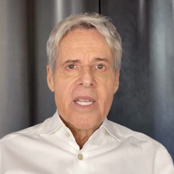Claudio Baglioni sposta il tour al 2027 per una polmonite interstiziale acuta: “Devo recuperare la funzionalità per poter cantare tre ore quasi ogni sera”