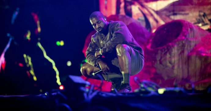 Tirana non vieta Kanye West: “Italiani, venite  a sentirlo qui”. Dopo il concerto annullato a Reggio Emilia, il ministro albanese invita ad andare nel suo paese