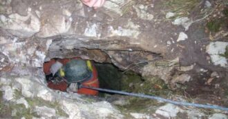 Copertina di Cuneo, estratto vivo a 120 metri di profondità: speleologo salvato dopo 12 ore in una grotta