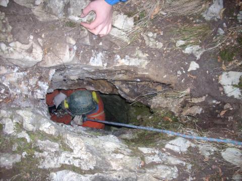 Cuneo, estratto vivo a 120 metri di profondità: speleologo salvato dopo 12 ore in una grotta