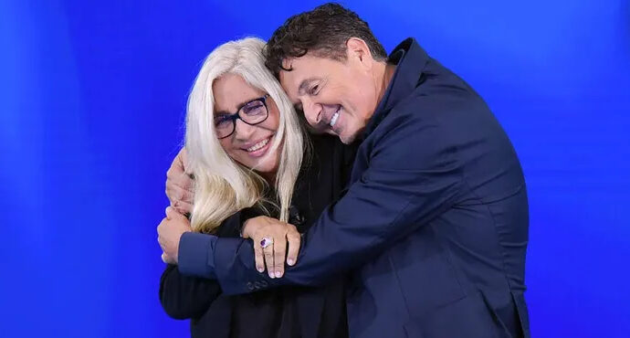 Teo Mammucari dà forfait anche per l’ultima puntata di “Domenica In”. Mara Venier si fa seria in diretta: “Saluto anche te perché ti voglio bene”. Ecco cos’è successo