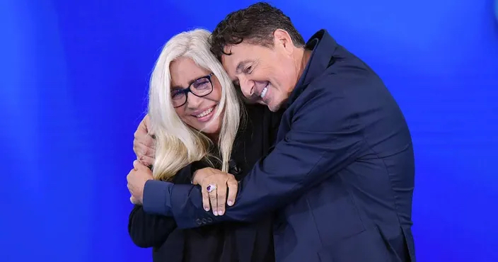 Teo Mammucari dà forfait anche per l’ultima puntata di “Domenica In”. Mara Venier si fa seria in diretta: “Saluto anche te perché ti voglio bene”. Ecco cos’è successo