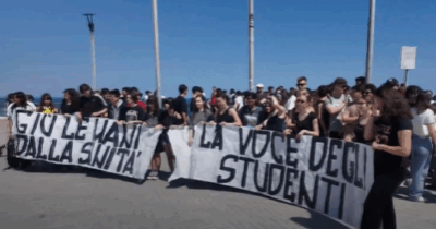 Copertina di Gli studenti di Termoli in piazza contro i tagli alla sanità in Molise. Il sindaco: “Questa piazza mi ha emozionato”