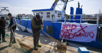 Copertina di Da Venezia a Rimini i pescatori fermano i motori, la protesta contro il governo e il caro-carburante: “Lavoriamo in perdita”