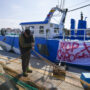 Copertina di Da Venezia a Rimini i pescatori fermano i motori, la protesta contro il governo e il caro-carburante: “Lavoriamo in perdita”