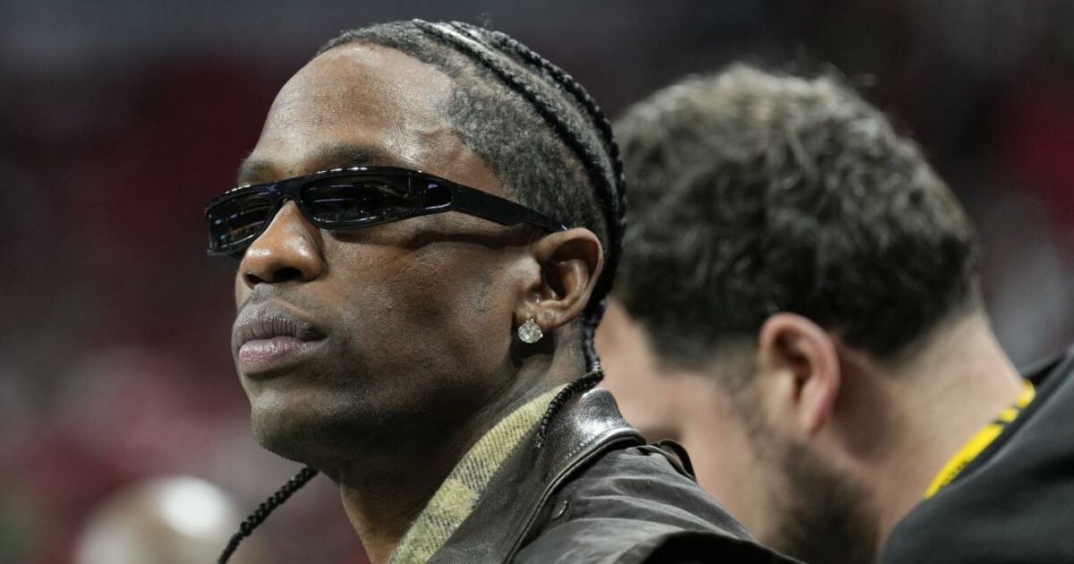 “Ha fatto un live di soli 20 minuti, assurdo. Abbiamo pagato centinaia di euro, chi ci risarcisce?”: valanga di insulti e proteste contro Travis Scott a Istanbul