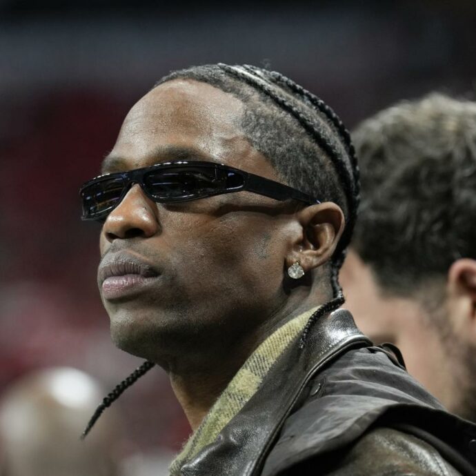 “Ha fatto un live di soli 20 minuti, assurdo. Abbiamo pagato centinaia di euro, chi ci risarcisce?”: valanga di insulti e proteste contro Travis Scott a Istanbul