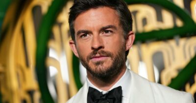 Copertina di “Non avrei mai rinunciato a tenere per mano il mio ragazzo per strada, a costo anche di perdere opportunità di lavoro”: Jonathan Bailey sul coming out