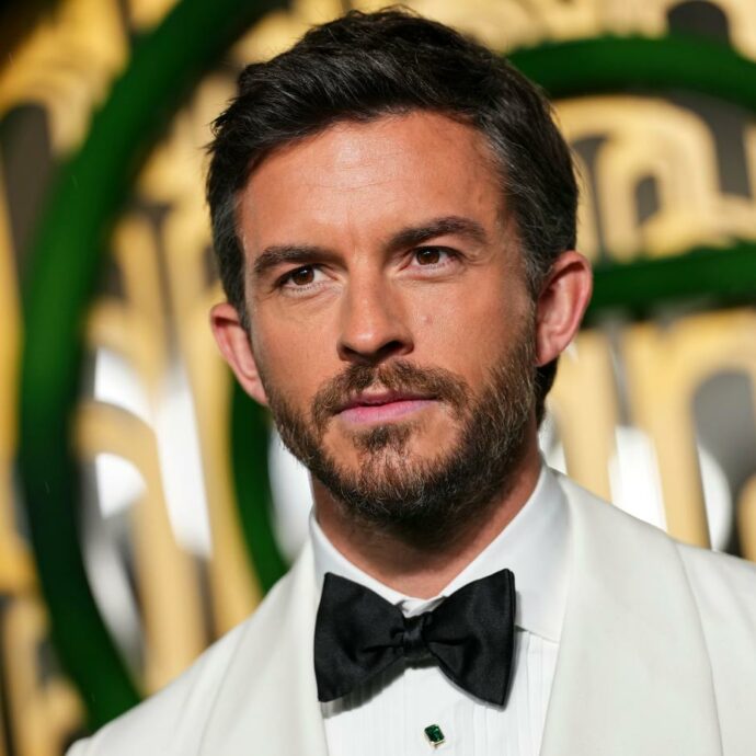 “Non avrei mai rinunciato a tenere per mano il mio ragazzo per strada, a costo anche di perdere opportunità di lavoro”: Jonathan Bailey sul coming out