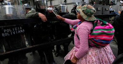 Copertina di La Bolivia sull’orlo della guerra civile: un mese di proteste per chiedere le dimissioni del presidente Paz. Che minaccia di schierare l’esercito