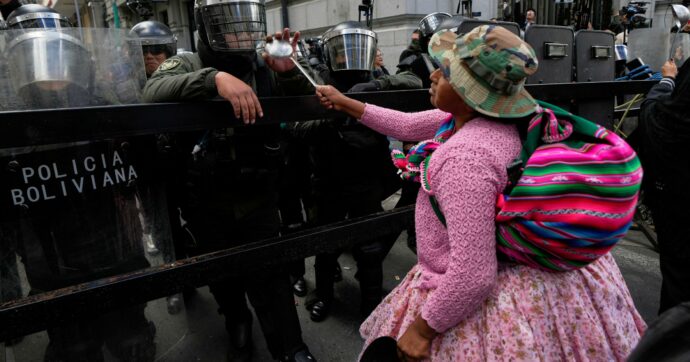 La Bolivia sull’orlo della guerra civile: un mese di proteste per chiedere le dimissioni del presidente Paz. Che minaccia di schierare l’esercito
