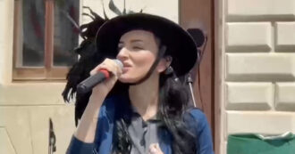 Copertina di “È una grande emozione, una delle più grandi della mia vita”: Arisa canta l’Inno di Mameli con il cappello da bersagliera e Tricolore alla festa del 2 giugno – VIDEO
