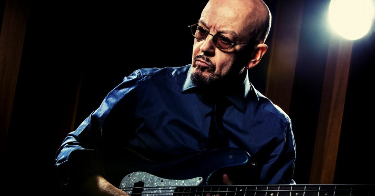 Enrico Ruggeri: “A Codogno stiano tranquilli, non sono uno di quelli che passa metà concerto a fare comizi, quando sono sul palco suono. Comunque l’aria che tira è preoccupante. Censura”