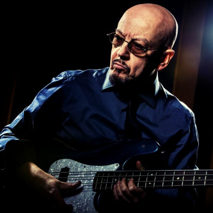 Enrico Ruggeri: “A Codogno stiano tranquilli, non sono uno di quelli che passa metà concerto a fare comizi, quando sono sul palco suono. Comunque l’aria che tira è preoccupante. Censura”