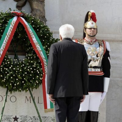 Copertina di Mattarella: “La Carta è casa comune”. Meloni: “Chiediamoci che Repubblica vogliamo essere domani”
